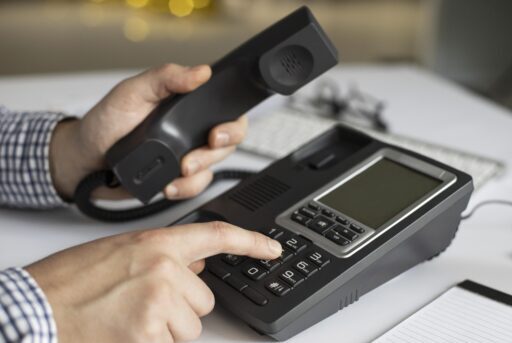 Teléfono descolgado y marcado por una persona lista para comunicarse