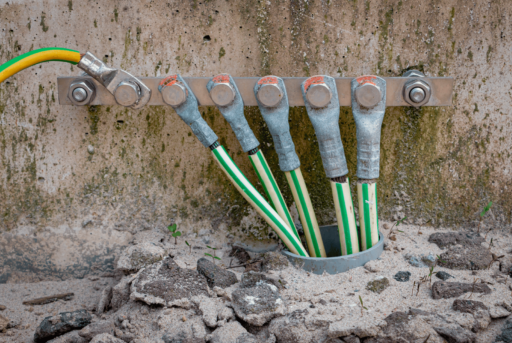 Sistema de cables conectados a tierra física